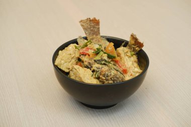 Tahta bir masada körili kızarmış balık..