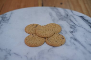 Mermer bir masada çerezler, sığ alan derinliği.