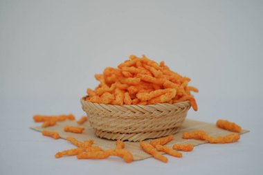 Bambu hasırının üzerinde gevrek mısır gevreği. Seçici odak.