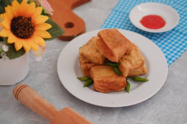 Tahu Bakso, geleneksel Endonezya yemeği tofu ve biftekten yapılır. Tabakta servis edilir..