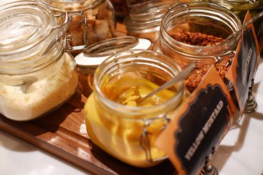 Turşular kavanozda, beyaz bir masada, yakın plan.