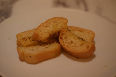 Lokantada siyah tabakta çıtır ekmek dilimleri..