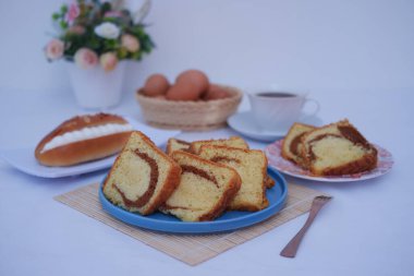 güzel süslemeli bir tabakta kek.