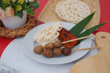 Pirinç şiş bıldırcın yumurtası ve kraker.