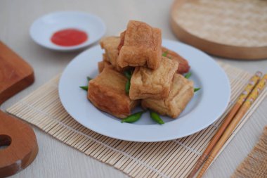 Tahu Bakso, geleneksel Endonezya yemeği tofu ve biftekten yapılır. Tabakta servis edilir..