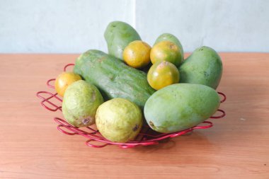 Mangolar, Guavalar ve Portakallar uyum içinde.
