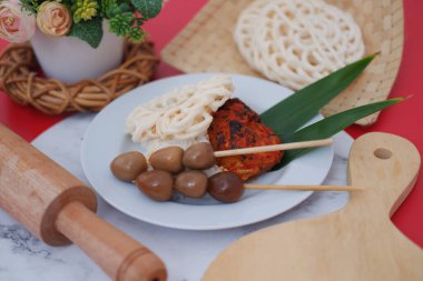 Geleneksel Endonezya yemeği ızgara tavuk, bıldırcın yumurtası şiş, pirinç ve çıtır kraker.