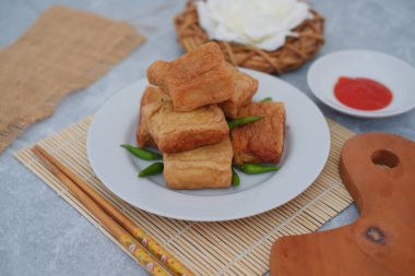 Geleneksel acı biberli ve soslu kızarmış tofu.