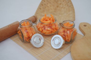 Kavanozda Çıtır Peynirli Atıştırmalıklar