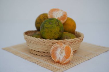 Dokuma Sepetindeki Taze Citrus Lezzeti