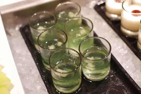 Serinletici Yeşil Jöle Şat Buzda Servis Edildi