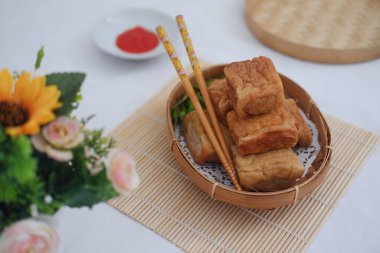 Kızarmış tofu küçük bir bambu sepetinde hazırlandı.