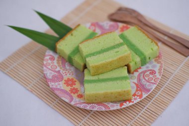 Birkaç dilim yeşil pandan pandispanya keki.