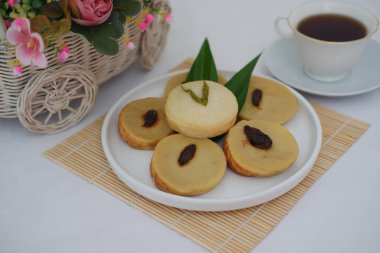 Bir tabak geleneksel hamur işi, muhtemelen Endonezya usulü pişmiş yiyecekler.