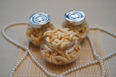 Bugün taze ve çıtır çıtır ev yapımı atıştırmalıklar servis edildi.