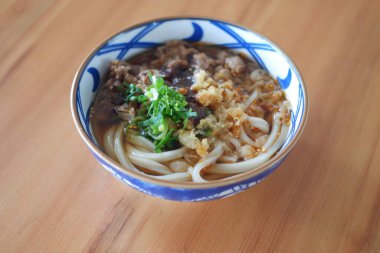 Lezzetli bir çorbada servis edilen bir kase lezzetli Japon eriştesi.