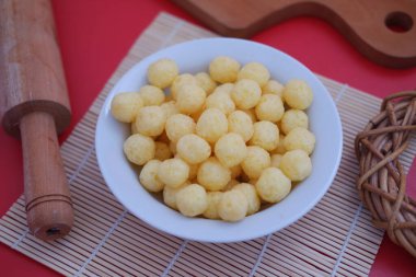 Bu atıştırmalıklar hafif, çıtır çıtır ve genellikle peynirli ya da lezzetli olur.