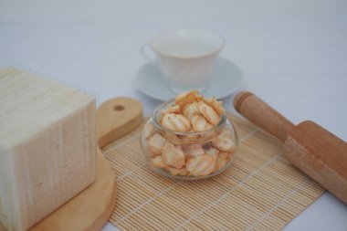 Bu resim samimi ve davetkar bir yemek pişirme veya çay saati sahnesi sunar.