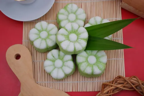 Bu kekler çiçek şeklinde ve üzerinde iki tonlu bir renk şeması var. Üstü beyaz, altta açık yeşil.