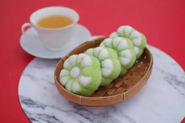 Pastalar çiçek şeklinde ve açık yeşil ve beyaz renkte, onlara taze ve çekici bir görünüm veriyor.