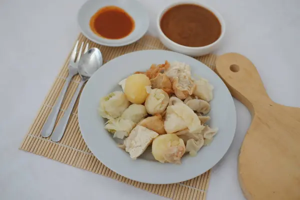 Bu resim, geleneksel bir Endonezya yemeği olan Siomay 'ı içeriyor.