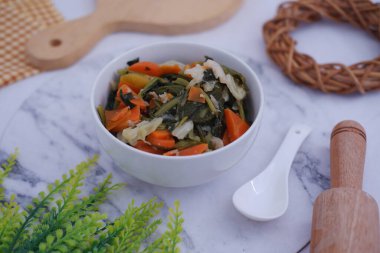 Bir kase karışık kızartılmış sebze. Temiz beyaz bir kasede servis ediliyor.