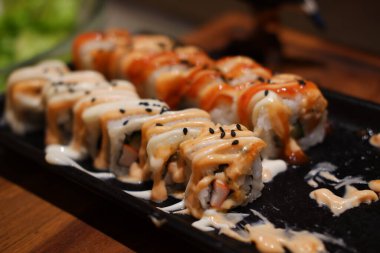 Kremalı soslu suşi ve susam tohumlu.