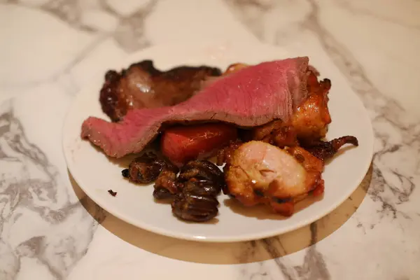 Tabakta taze kesilmiş ızgara biftek.