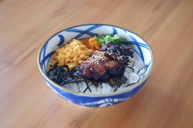 Kasede, çeşitli renklerde malzemelerle bembeyaz pirinç var.