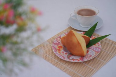 Kue pukis olarak bilinen geleneksel Endonezya sünger pastasından iki dilim.