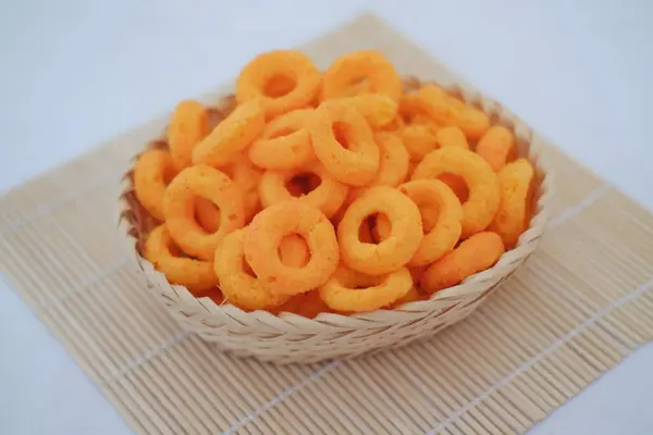 Yüzük şekilli peynirli atıştırmalıklarla dolu bir sepetin yakın çekimi.