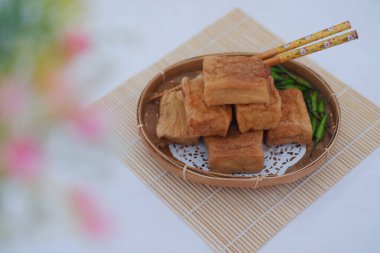 Acı biberli leziz kızarmış tofu.