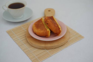 Tahta tahtada çay ile servis edilen leziz krep.