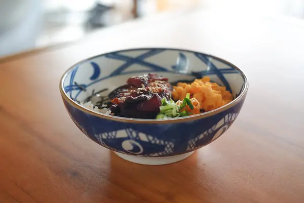 Dekoratif bir kasede nefis Unagi Donburi.