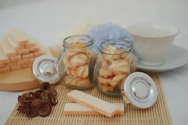 Kurabiye ve çay fincanı düzenleme