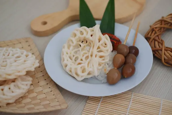 Nasi Uduk ve bıldırcın yumurtası ve Kerupuk.