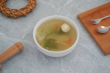 Köfteli lezzetli ve besleyici sebze çorbası.