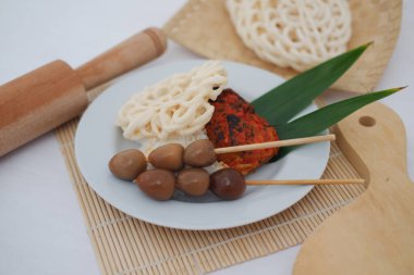 Lezzetli Endonezya Satayları, bıldırcın yumurtası ve Kerupuk.