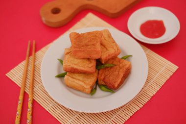 Acı soslu leziz kızarmış tofu.