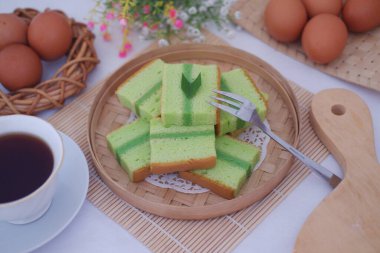 Yumurta ve Çayla Lezzetli Pandan Pastası