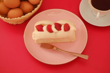 Pembe Tabakta Çilekli Çörek ve Kahve