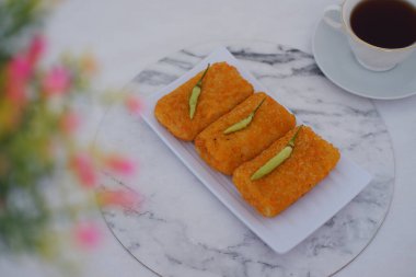 Beyaz Tabakta Üç Lezzetli Risole