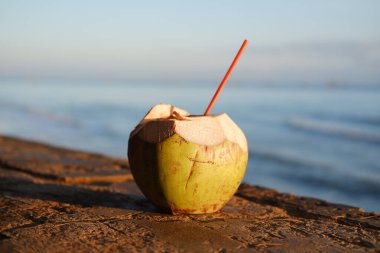 Kumsalda kamışla hindistan cevizi içeceği