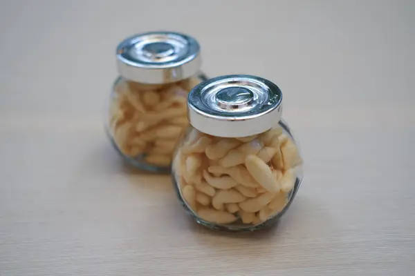 Lezzetli atıştırmalıklarla dolu iki cam kavanoz.