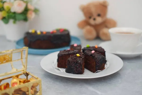 Lezzetli Çikolatalı Pasta Şekerlemeli Dilimler ve Oyuncak Ayı