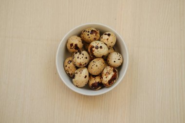 Taze bıldırcın yumurtalarının doğal güzelliği