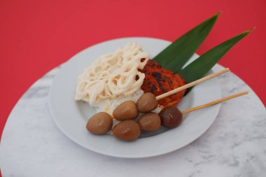 Izgara tavuk ve bıldırcın yumurtalı otantik Endonezya yemeği.