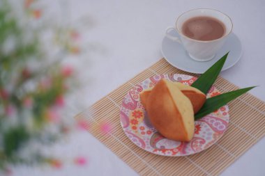 Pasta ve Sıcak İçecekle Sıcak Kahvaltı