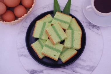 Taze yumurta ve çayla Pandan Sünger Keki
