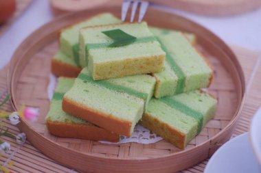 Pandan Yaprak Dekorasyonlu Yeşil Katman Keki